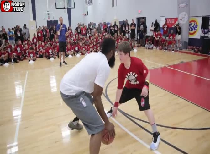 Video :James Harden of the Houston Rockets subtly degrades a youngster
